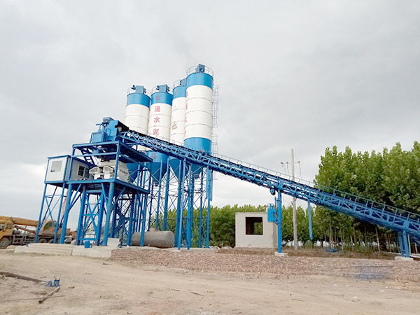 商丘引进华体会平台-华体会(中国)一站式服务平台90混凝土搅拌站的工作现场